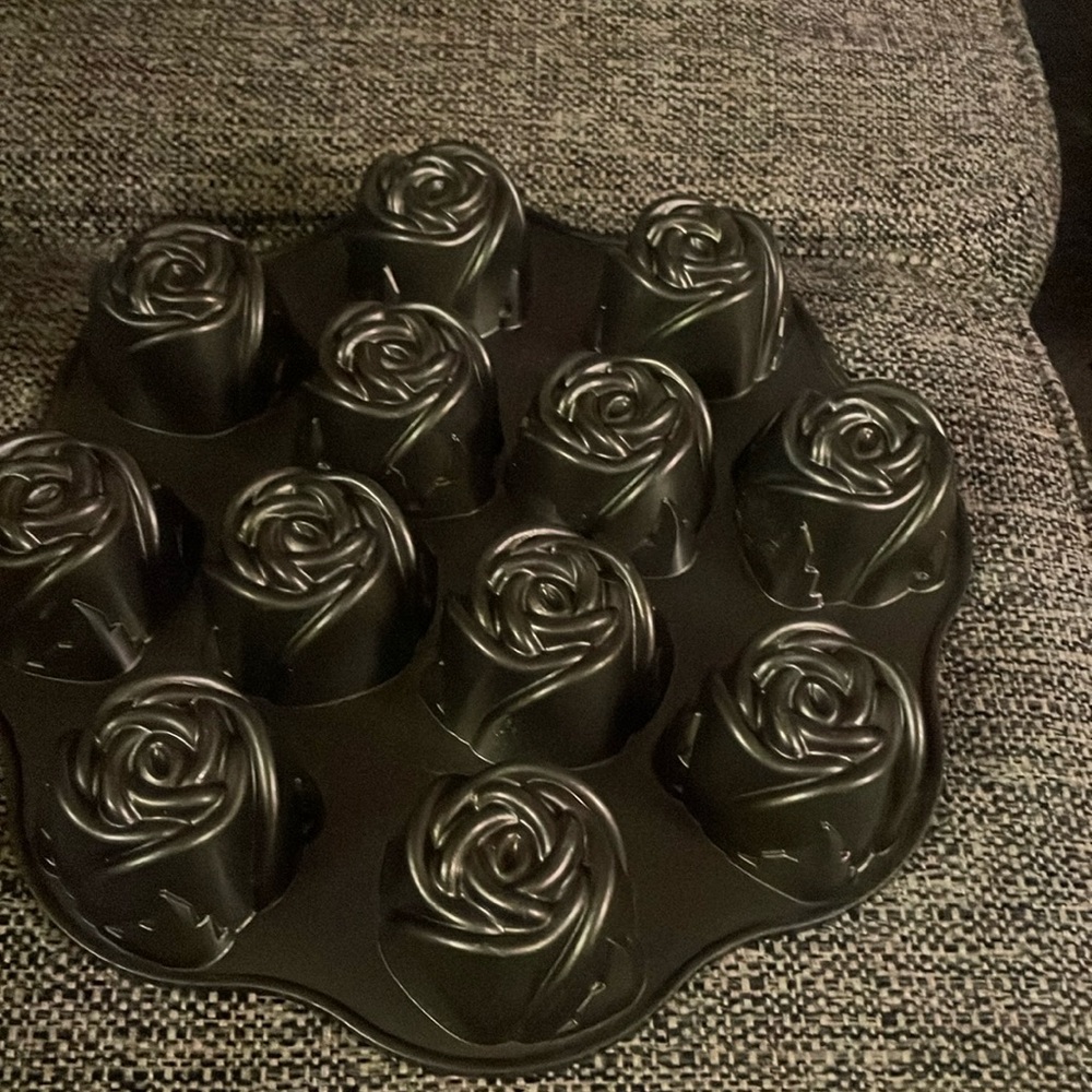 Nordic wear made in the USA sweetheart roses 12 individual ones looks to be new